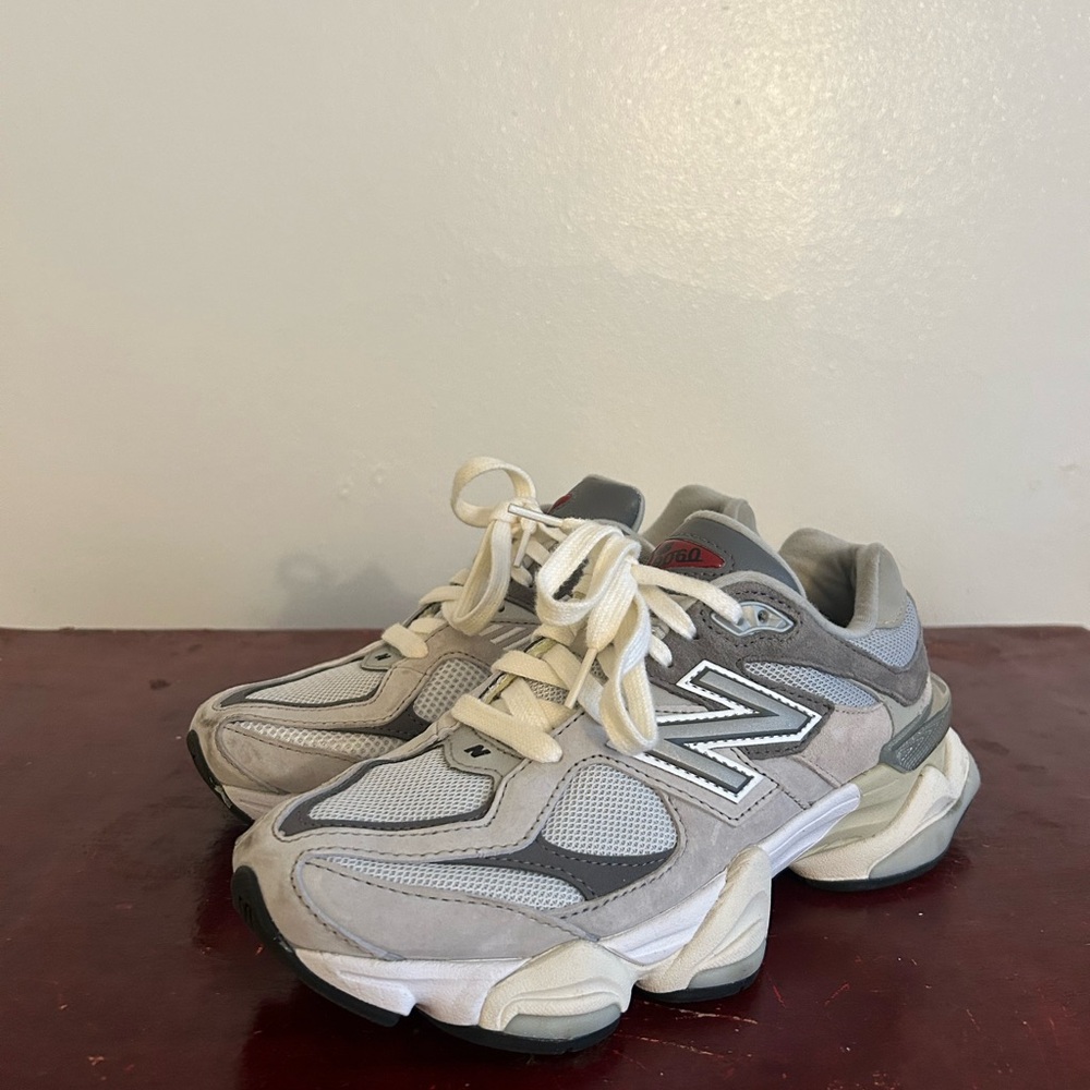 BARELY WORN New Balance 9060 (SZ 7.5)